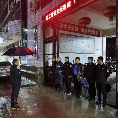 城管化身“抢险员”  坚守一线防汛排涝