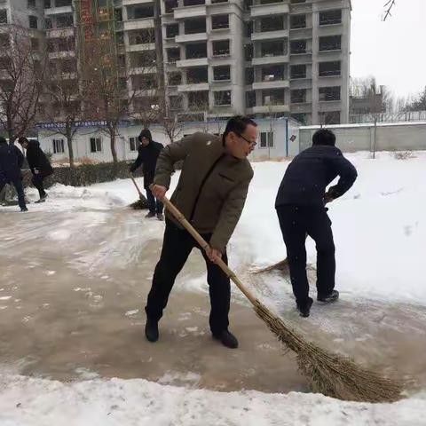 西安市高陵区劳动人事争议仲裁院积极开展积雪清理工作