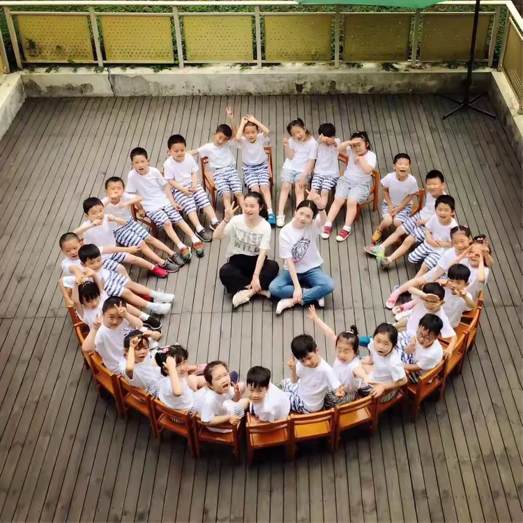 最后，我们一起来看看哪个班的集体照最有创意吧