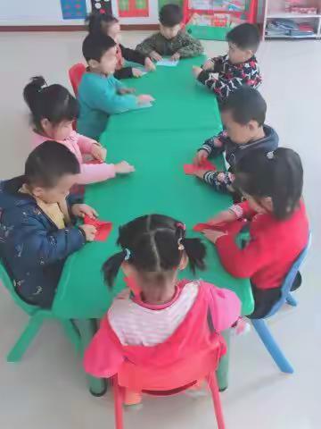 东方儿童礼仪幼儿园大二班小朋友折纸小兔子🐰