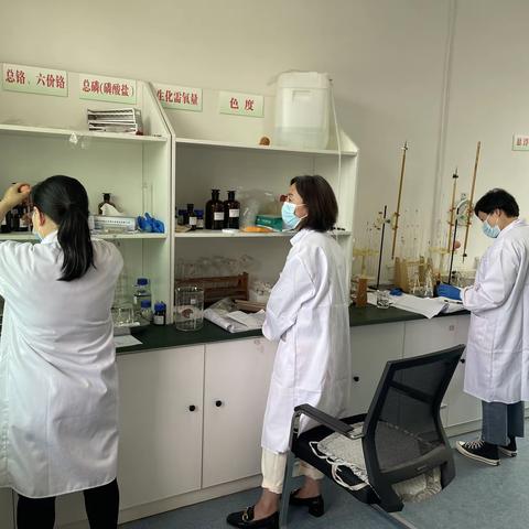 生态环境高陵分局环境监测站参加持证上岗盲样实操考核