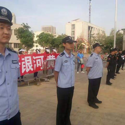 警察蜀黍为“银马”保驾护航