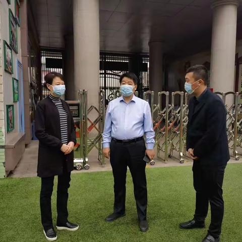 梁园区教体局李祥西局长到梁园区凯二小学查看校园安全稳定工作