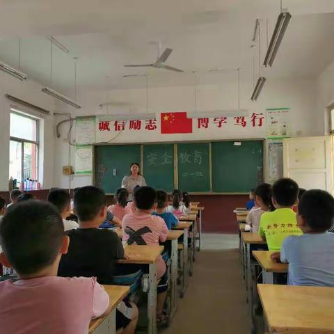 侯营镇中心小学二年级一班校园纪实