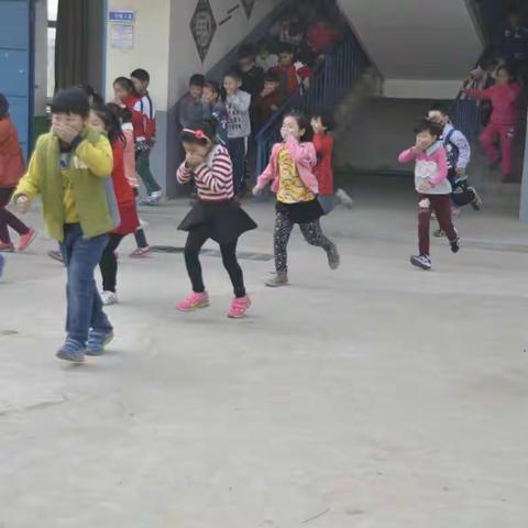 2017年11月9日丛台区贾村中心校贾村小学开展防火应急逃生演练