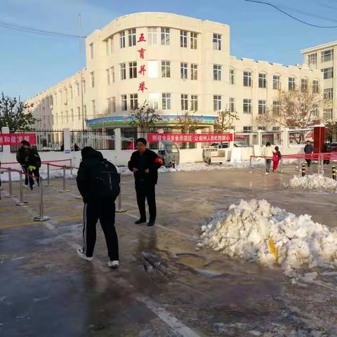 无畏严寒，护生平安——上仓镇初级中学干部教师为学生安全保驾护航