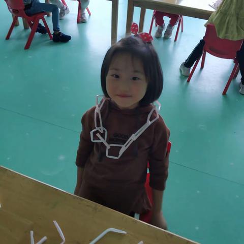 吸管玩法多样，乐趣多——大三班