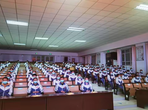 第四中学举行九年级第一次质量检测表彰大会