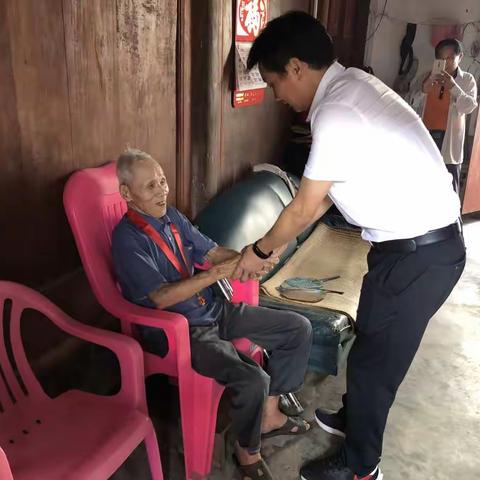 水文进行时丨致敬老党员，颁发纪念章