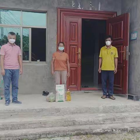 三更村委会给低保户、特困户发放“抗疫爱心包”