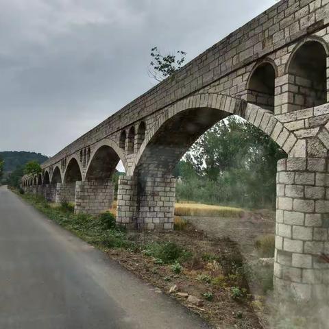 我们总是像智者一样去劝慰别人，却像傻子一样折磨自己！