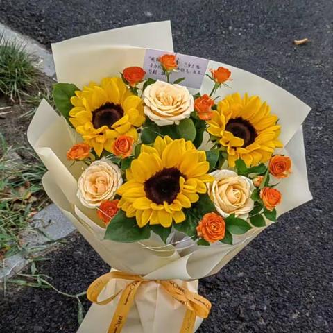 做一颗向云端的树，暗夜里的路灯，不一样的花，不成为谁的模样，好好做自己，努力发光，成为自己喜欢的样子。