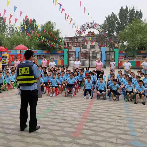 交通安全伴你行———冉冉幼儿园邀请交警叔叔到园为孩子们讲解交通安全知识
