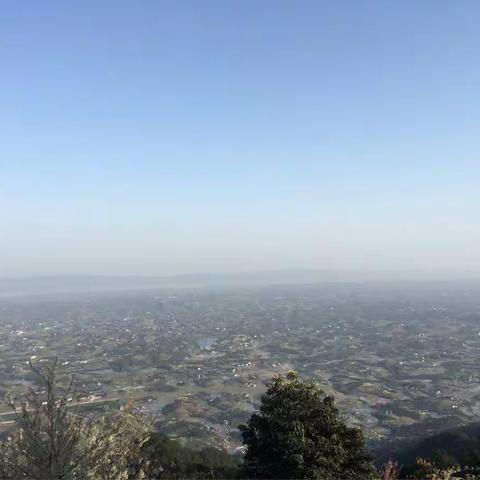 登燃灯山   终日忙碌学生间，三月春到齐登山。欢歌笑语过林海，难得浮生一刻闲。