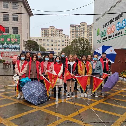 秋雨虽寒人心暖，默默守护求奉献————人民路小学一年级三班家长志愿者在行动