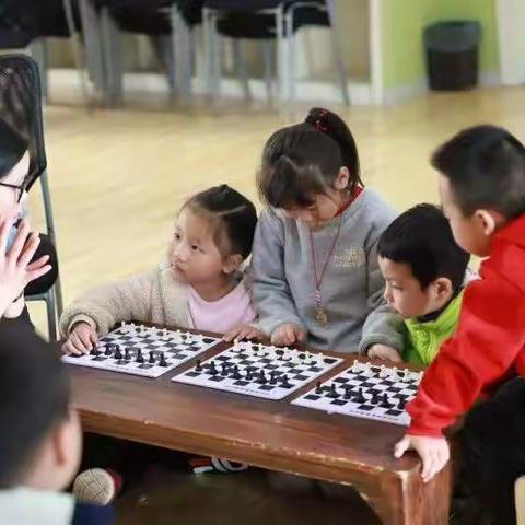 孩子学国际象棋，家里没人会下，怎么辅导孩子或者陪他玩呢？