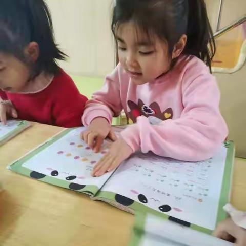 俊国托幼点     幼儿晨间阅读分享