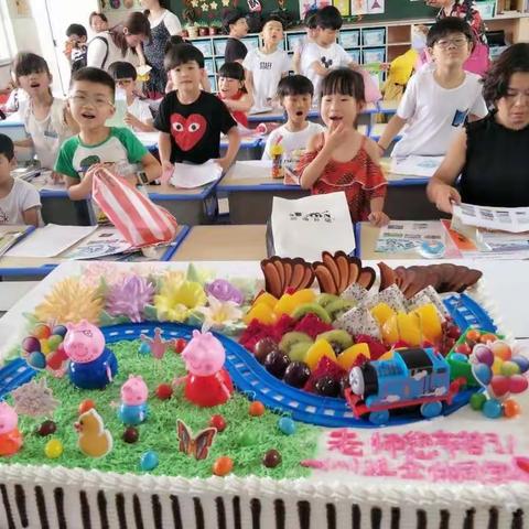 毛老师要调走了，孩子们恋恋不舍！老师您们辛苦了！！还有所有教过一八班的老师们，您们，辛苦了！