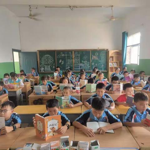 品悟书籍  传递书香——记剑桥小学六（3）班阅读沙龙延时活动课