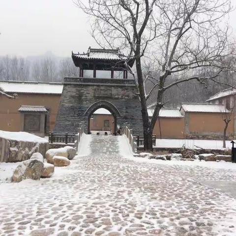 白色记忆中的一抹红——雪中小镇纪实