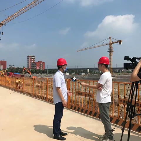 金华市新闻联播及婺城区新闻中心记者采访了我区两个重点项目现场
