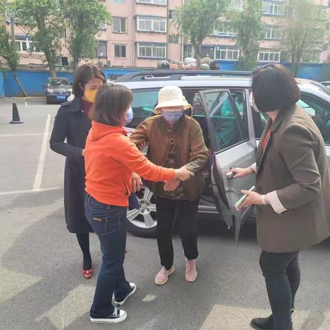 府东社区“爱心专车”提速疫苗接种