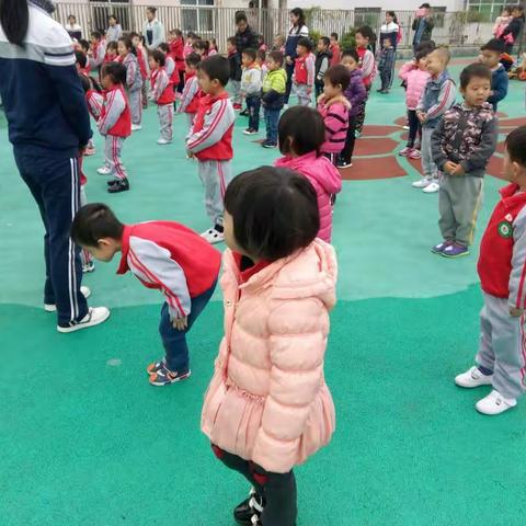 乐瑞和幼儿园的全体小朋友在和园长妈妈认真的学习礼仪