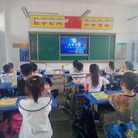 “阳光校园，德法共建”夏张小学组织学生观看《开学第一课》视频