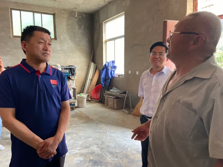 6月24日,菏泽高新区党工委副书记,管委会主任李永辉到马岭岗镇调研