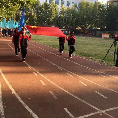 追逐十月的和风，沐浴金秋的阳光，我们迎来了奎文区实验小学秋季运动会的召开！