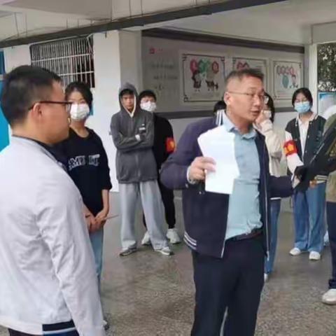 肃手机清风，建明净校园———弋阳一中德育处组织全校学生手机抽查活动