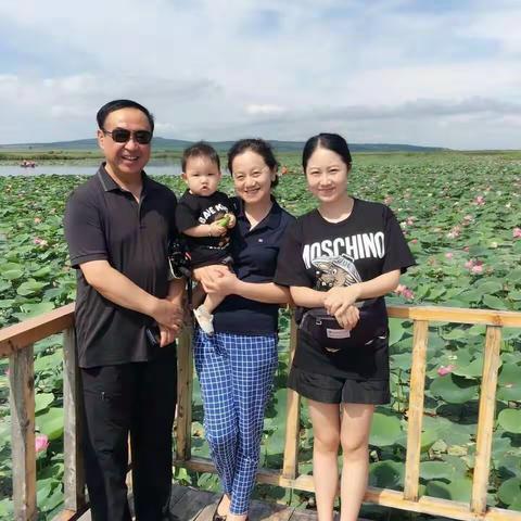 人间八月美好季节，在妈妈和姥姥姥爷的陪护下，小妙妙生平第一次来到俄罗斯民族村，来到美丽的荷花🌸池塘！