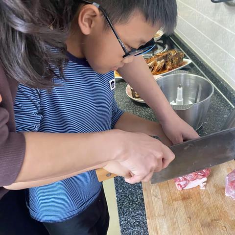 二 1班曹晟轩 过团圆年包饺子啦