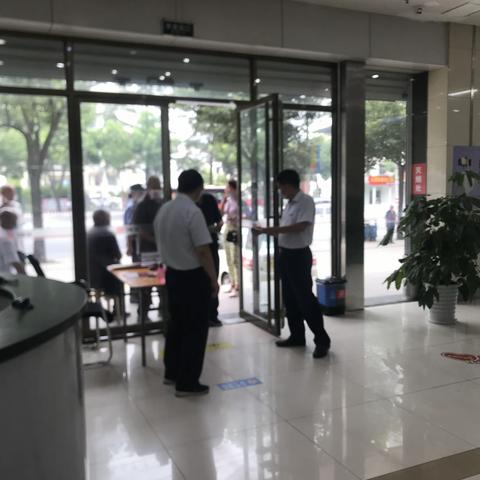 白浪支行分管行长许士彬切实履行行长坐堂提升厅堂服务质量