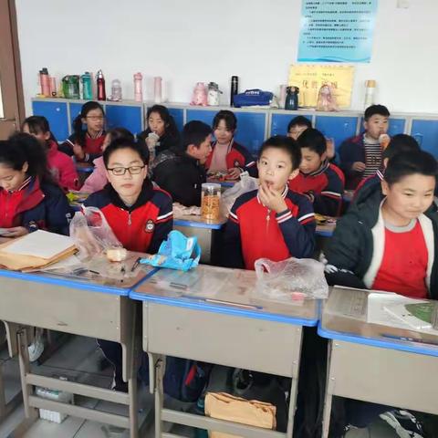 羊口中心小学师生欢乐开怀庆元旦