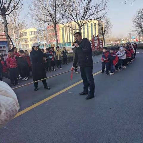 羊口中心小学举行庆元旦“拔河比赛”