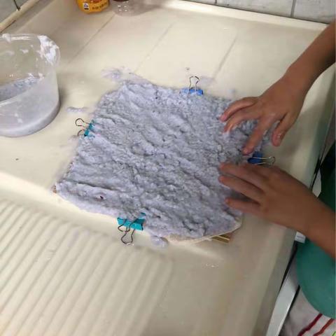 晨曦小学一（2）班许梓瑞制作再生纸