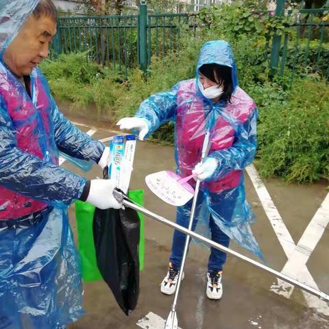 阳光馨园社区开展迎中秋“我为群众办事实”捡垃圾美化家园志愿活动