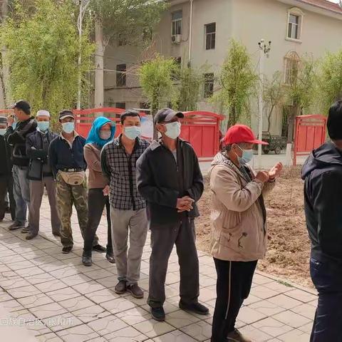 【流动疫苗车进社区   便民服务暖人心】