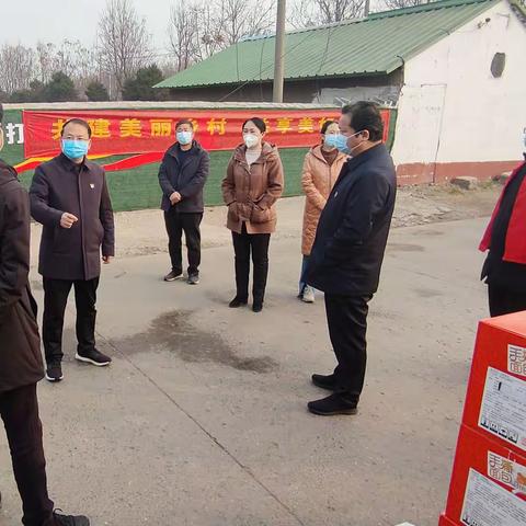 区领导周西钢、李静丽到社区值守卡点进行看望慰问