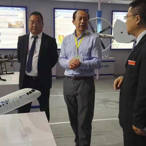 2017丝博会暨西洽会开幕次日 航空基地展位热度不减