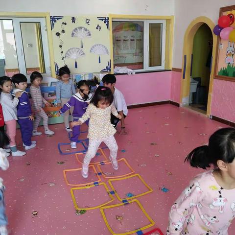 天才幼儿园中一班体智能课跳房子