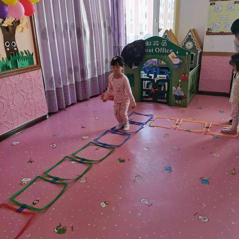 天才幼儿园中一班体智能课跳房子