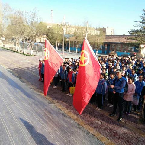 “发扬中华民族爱树植树护树好传统、推动国土绿化不断取得新发展”小满镇中心学校义务植树系列活动