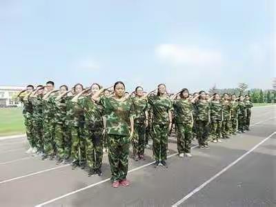 《汗水浇灌青春》经开区实验一中高一级部461班军训实拍