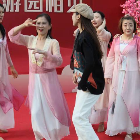 格力海岸小区物业冬至前在五期广场开展送温暖等活动花絮
