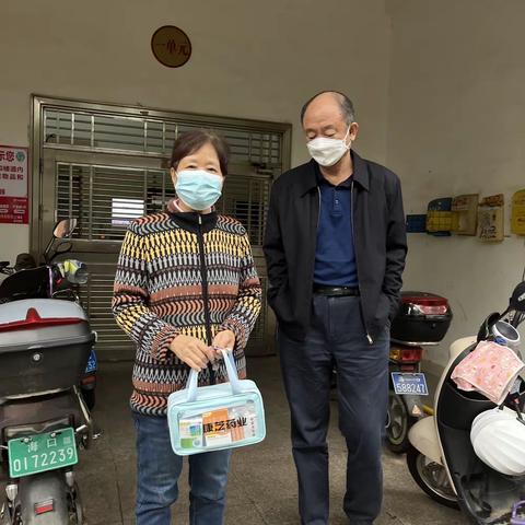 国兴街道各社区计生协为特殊家庭送暖心“健康包”