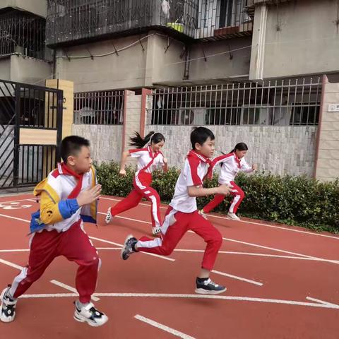 协力勇拼搏，赛场展风姿--城南小学五年级运动会