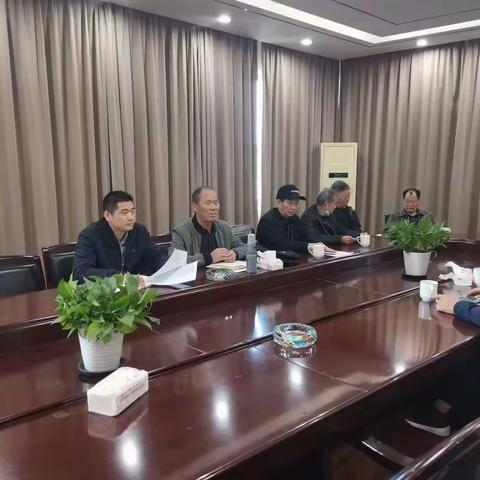 今天状元街道退休干部党支部在办公楼四楼开展组织活动，项光平书记主持会议，办事处郑副主任也参加了支部活动