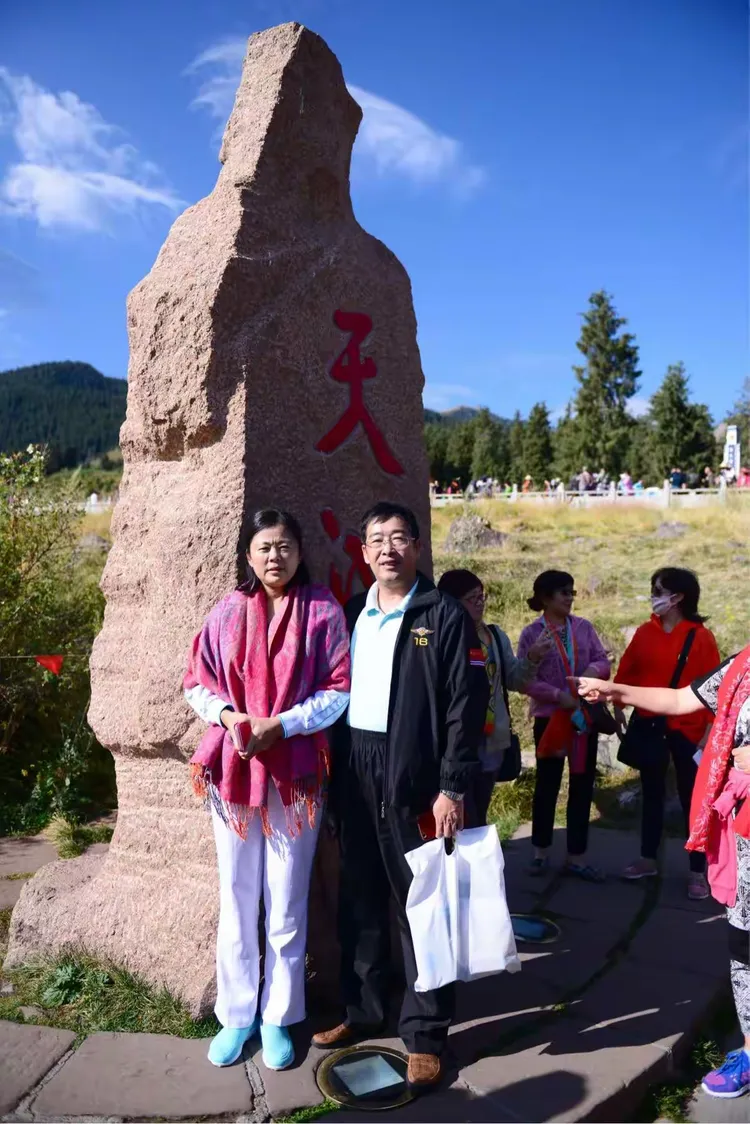 新疆天山天池歌词和谱